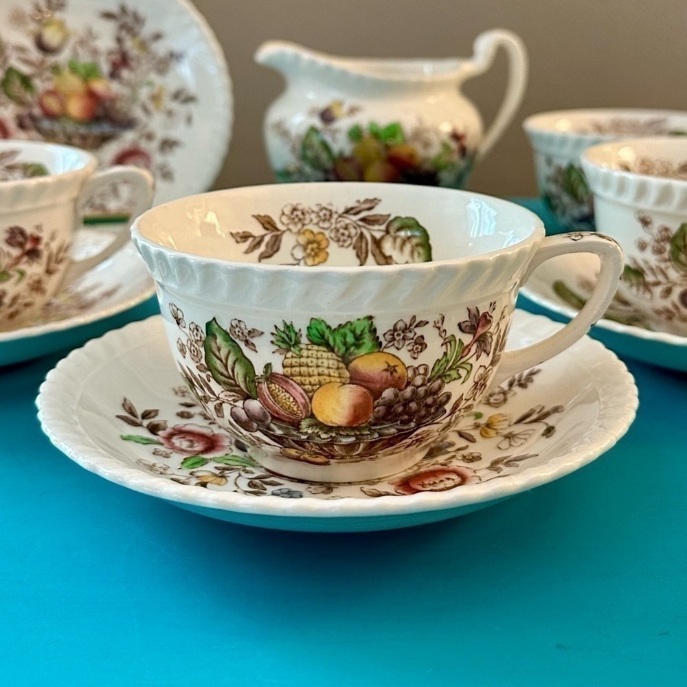 Johnson Bros English Windsor Ware Pomona Set of 4 Tea Cups & Saucers w/ Creamer - Picture 2 of 7